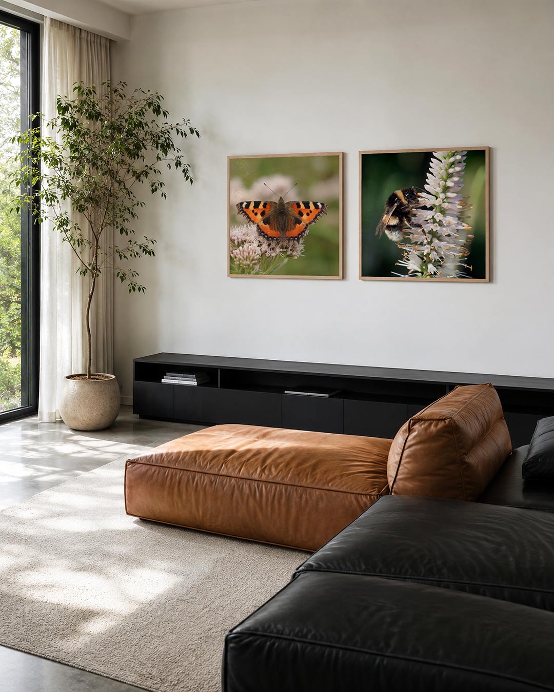 Interieur met vierkant fotografisch tweeluik vlinder en hommel – Gerald Emming