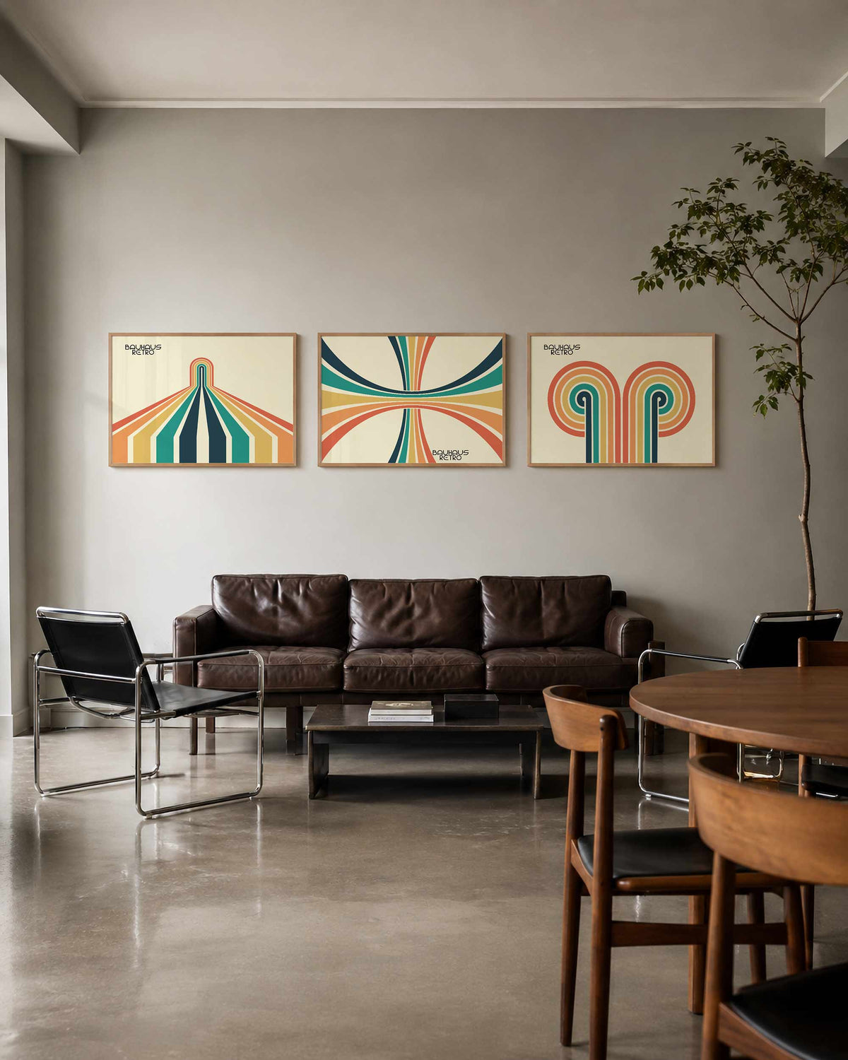 Interieurmockup van drieluik landscape-posterset met kleurbanen en bogen