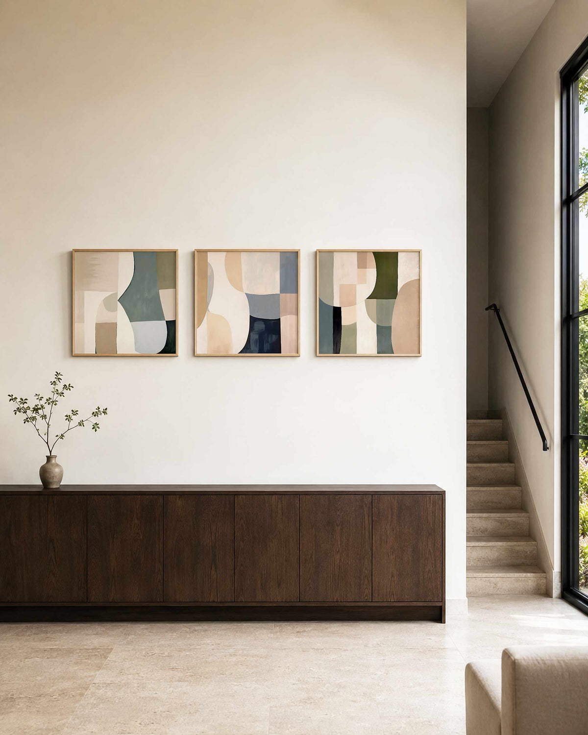Interieurpresentatie van een driedelige vierkante posterset met abstracte vormen