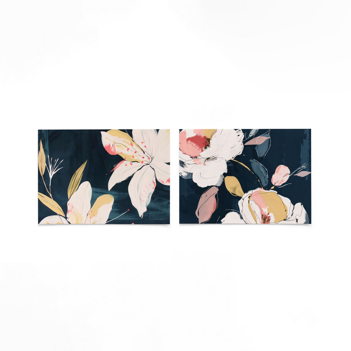 Twee liggende posters met delicate witte bloemen met roze accenten en gele bladeren op een gebroken witte achtergrond