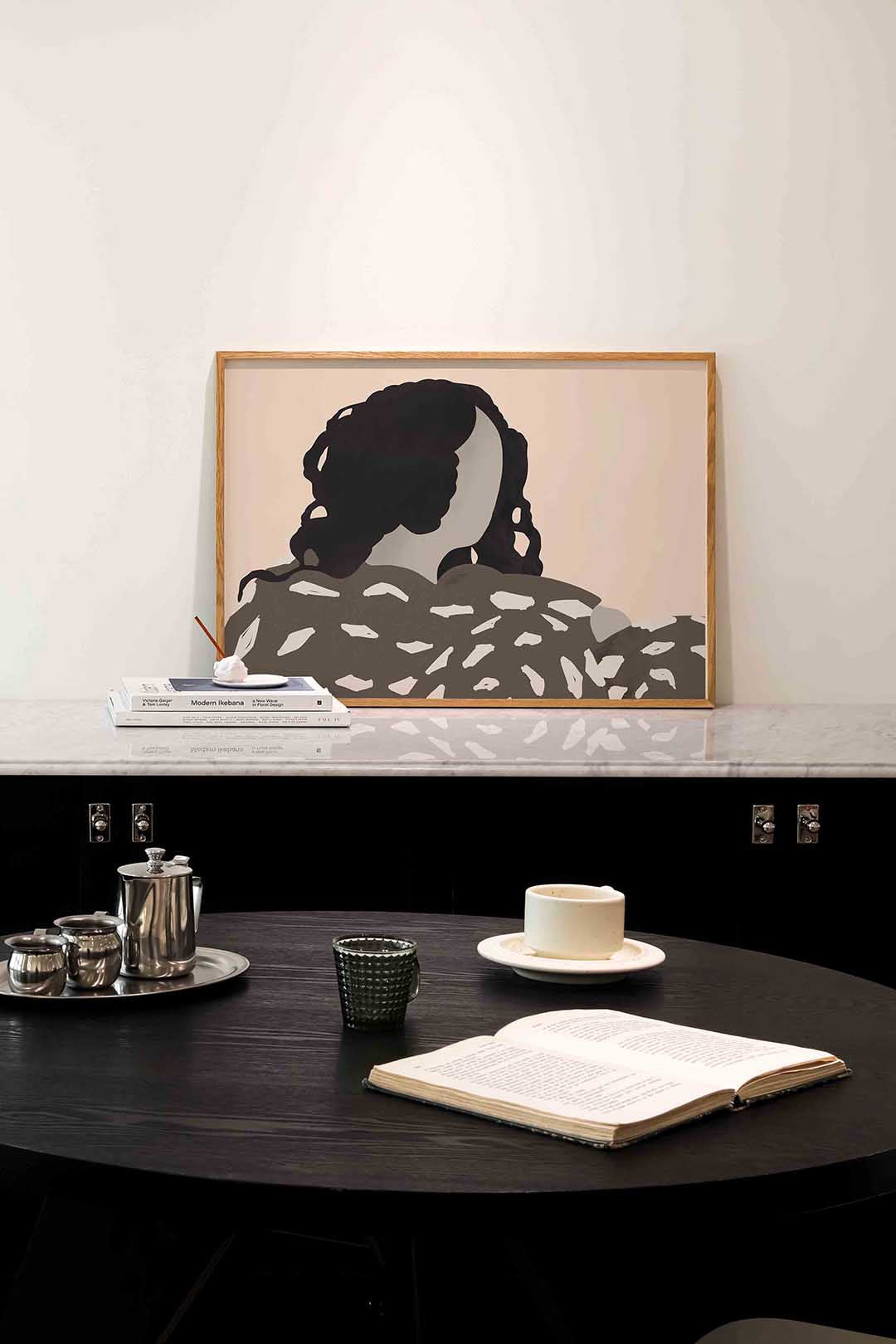 Figuur met donkere haren Poster