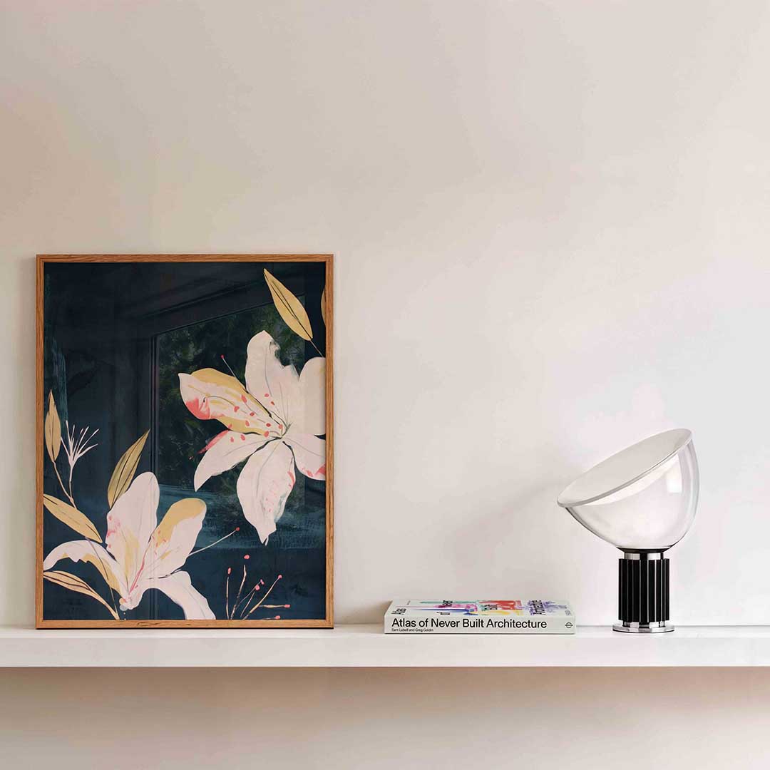 Witte bloemen op donkere achtergrond Poster