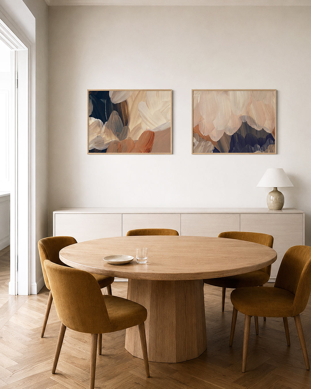 Tweedelige posterset met deze tweedelige posterset heeft vloeiende penseelstreken, getoond in een interieur