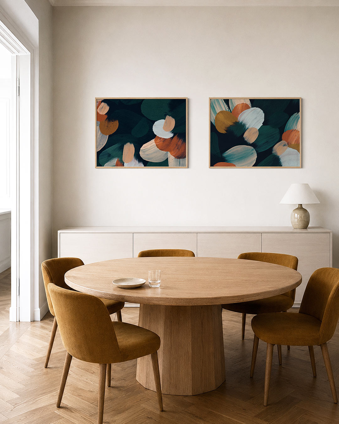 Twee liggende posters met deze tweedelige posterset heeft borstelvegen in donkergroen, aan de muur in een interieur