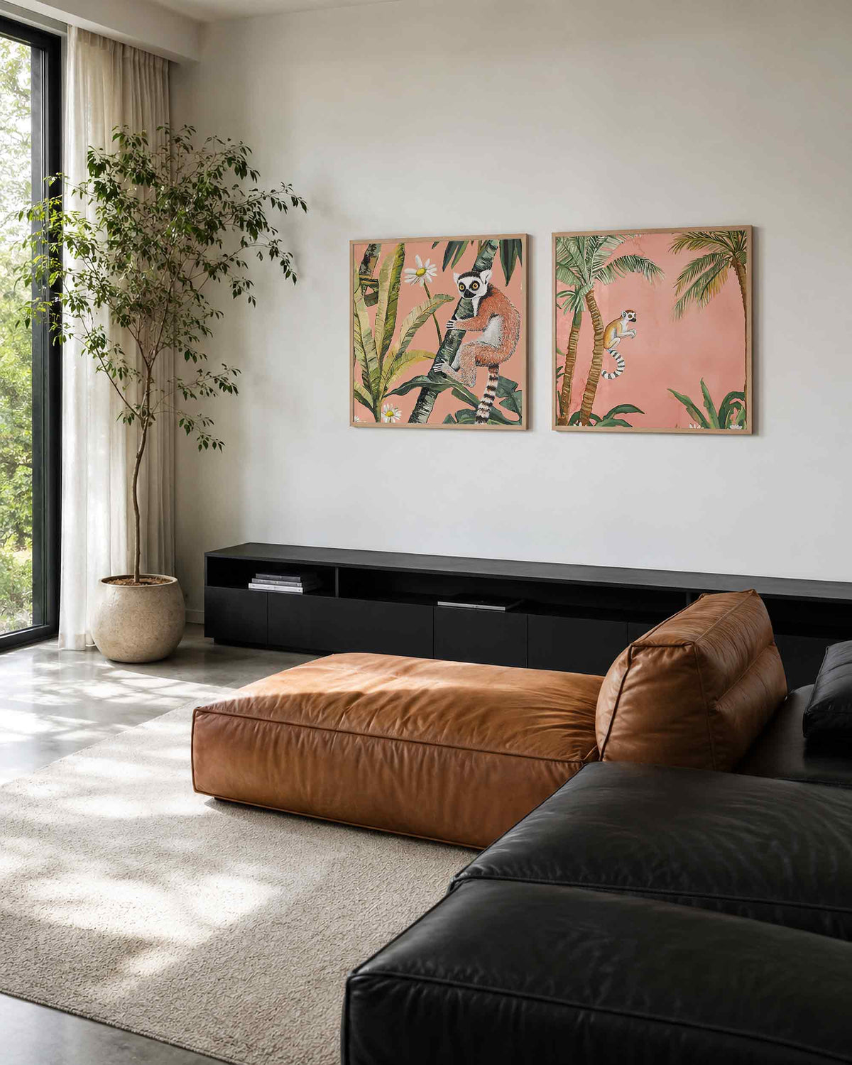 Interieurpresentatie van een tweedelige vierkante posterset met lemuren en palmen
