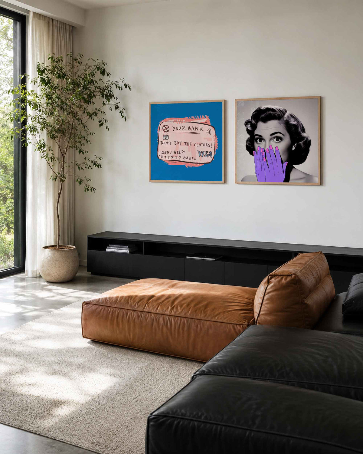 Interieurpresentatie van een tweedelige vierkante posterset met bankkaart en vrouw