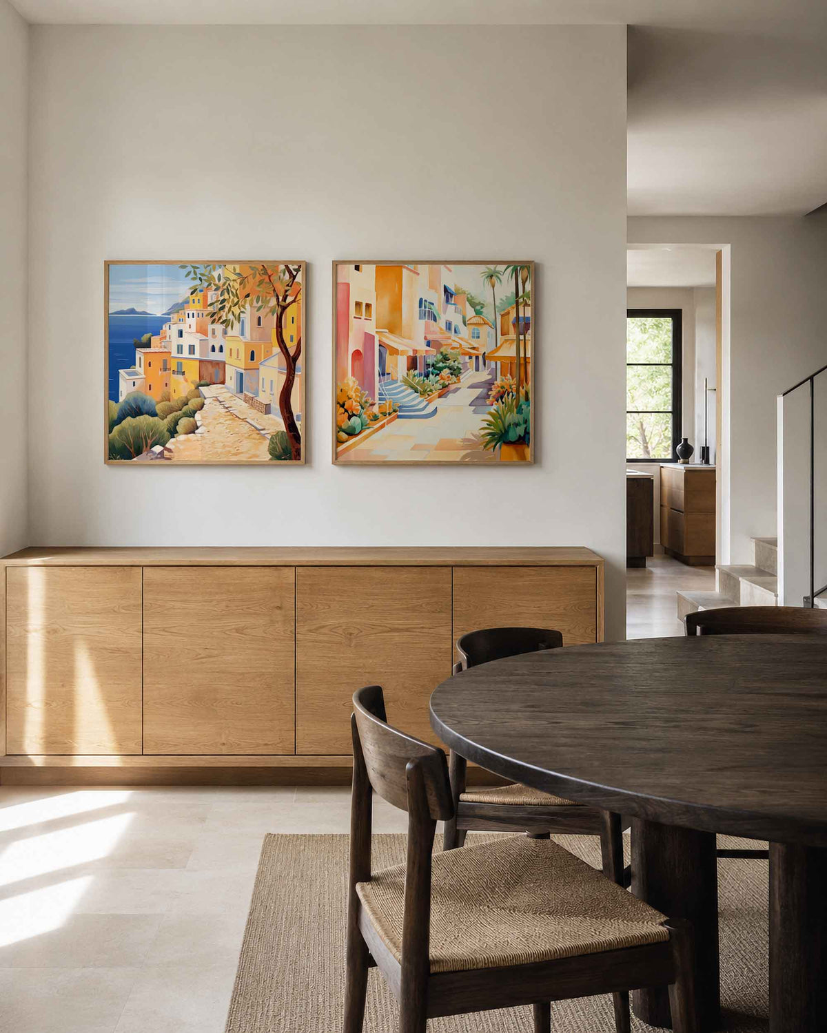 Interieurpresentatie van een tweedelige vierkante posterset met kustdorp en straat poster set