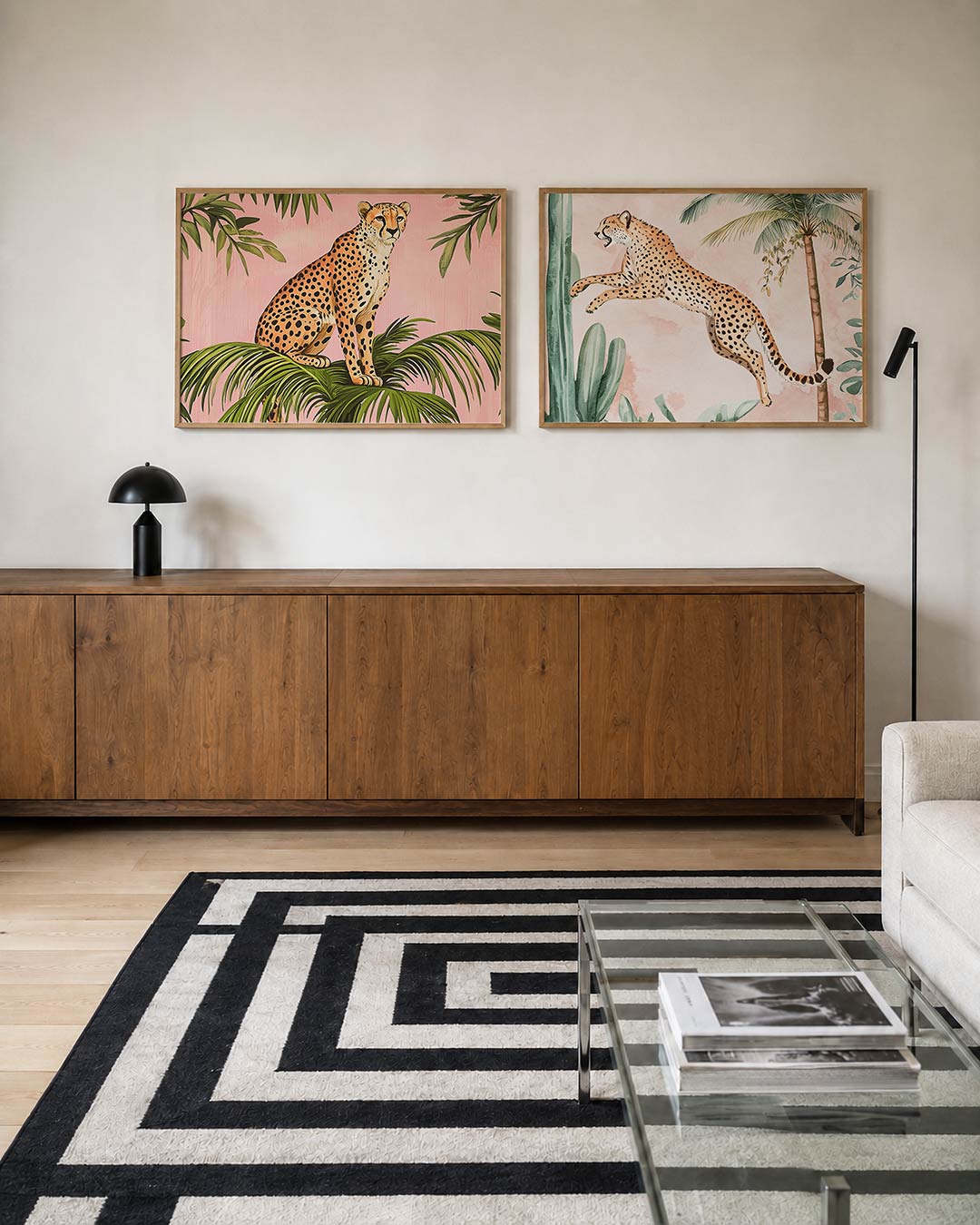 Tweedelige posterset met een sierlijke cheetah op groene bladeren tegen een zachte roze achtergrond, getoond in een interieur