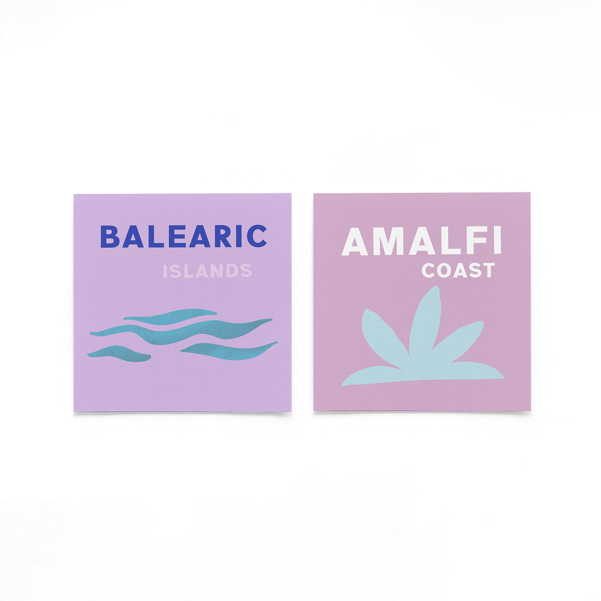 Twee vierkante posters met balearic amalfi op een gebroken witte achtergrond