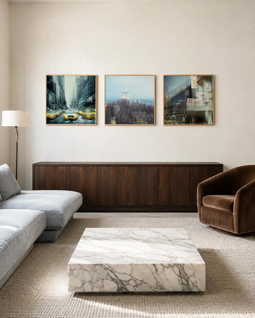 Interieur met vierkant fotografisch drieluik stad in gelaagde beweging – Gerald Emming