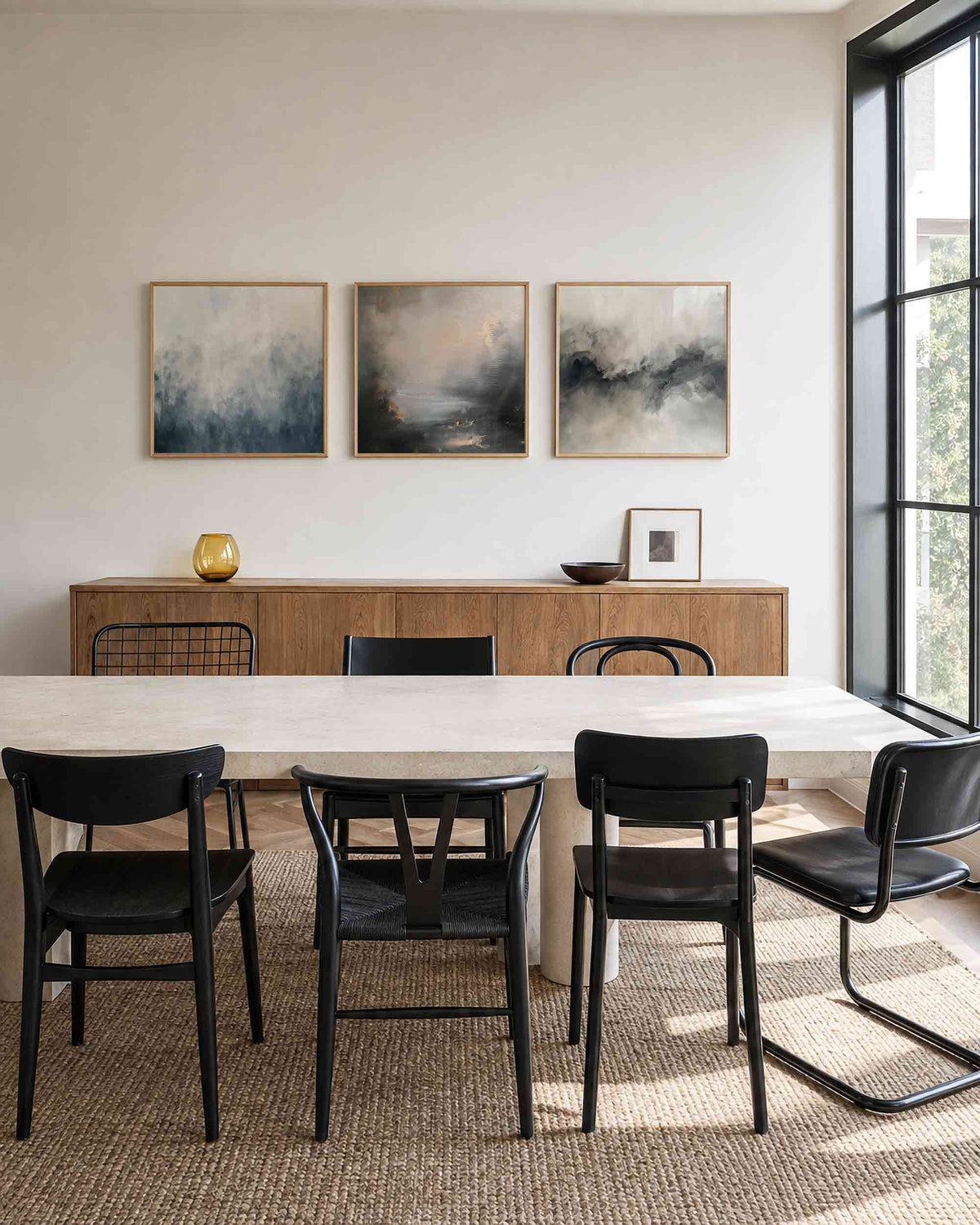Interieurpresentatie van een driedelige vierkante posterset met abstracte grijstinten