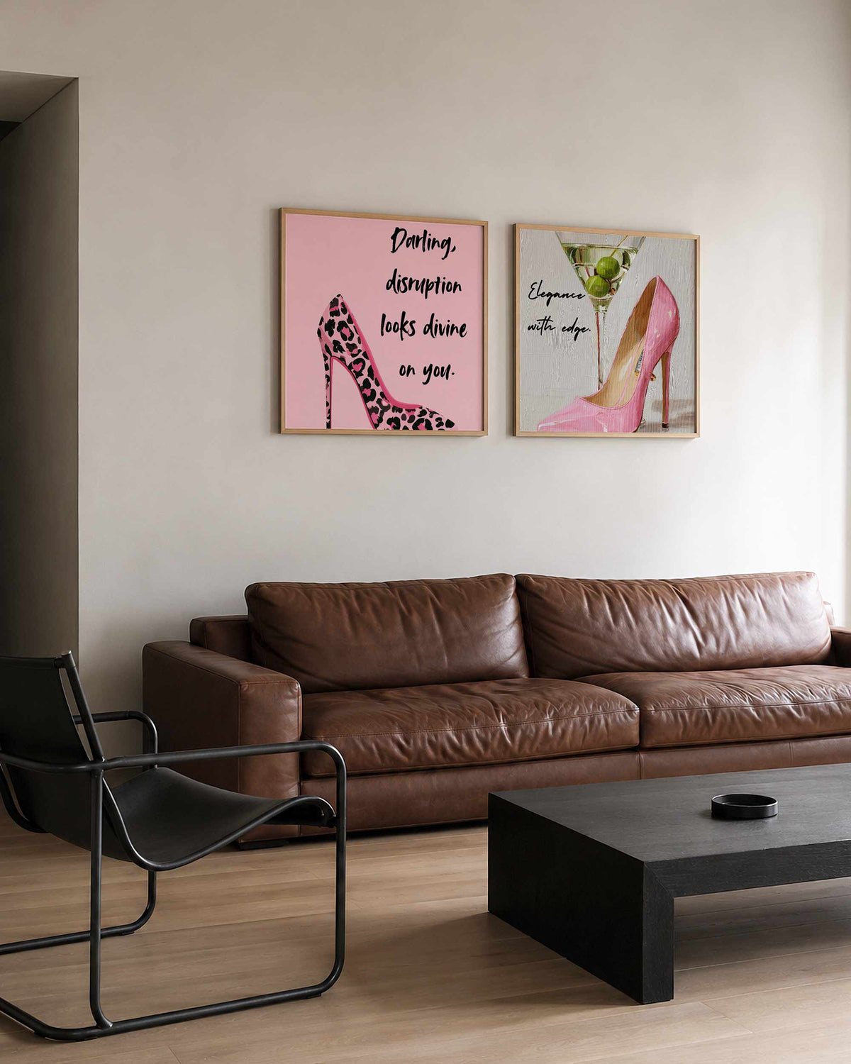Interieurpresentatie van een tweedelige vierkante posterset met roze pumps