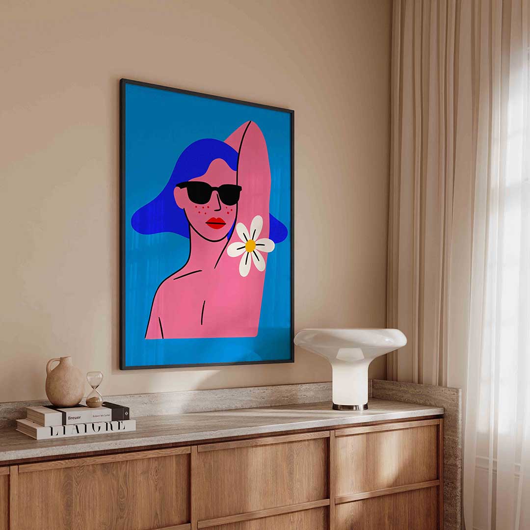 Vrouw met zonnebril en bloem Poster