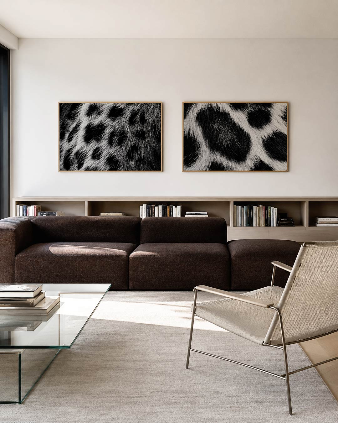 Twee liggende posters met een close-up van zwarte vlekken op een witte vacht, aan de muur in een interieur