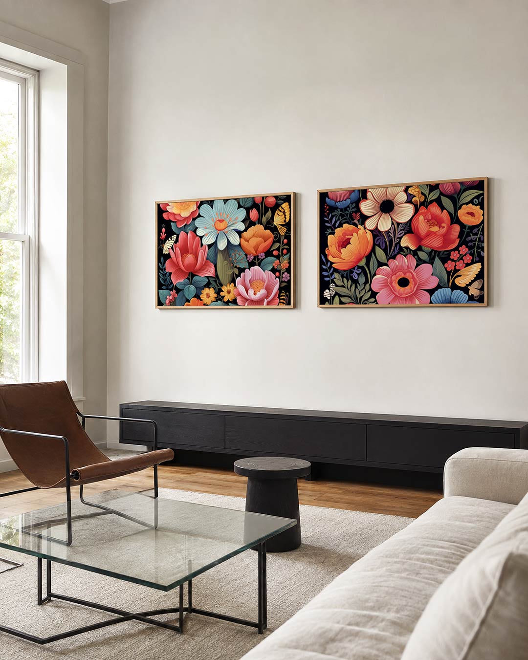 Interieurpresentatie van twee posters met grote bloemen in rood