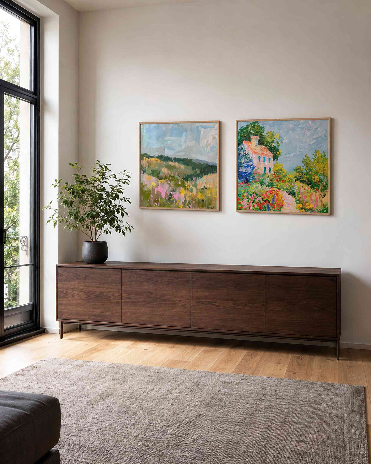 Interieurpresentatie van een tweedelige vierkante posterset met landschap en bloemen
