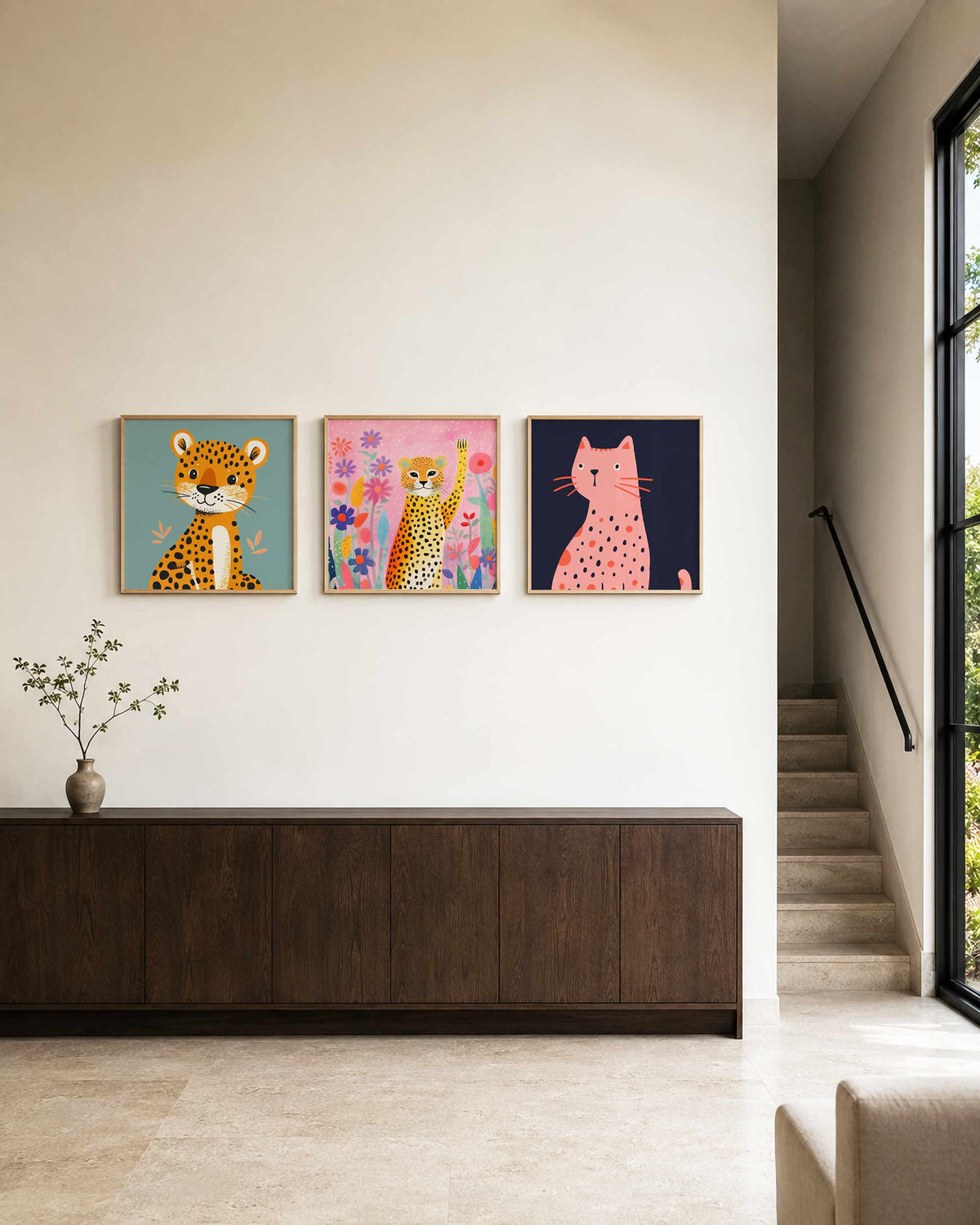 Interieurpresentatie van een driedelige vierkante posterset met grote katten