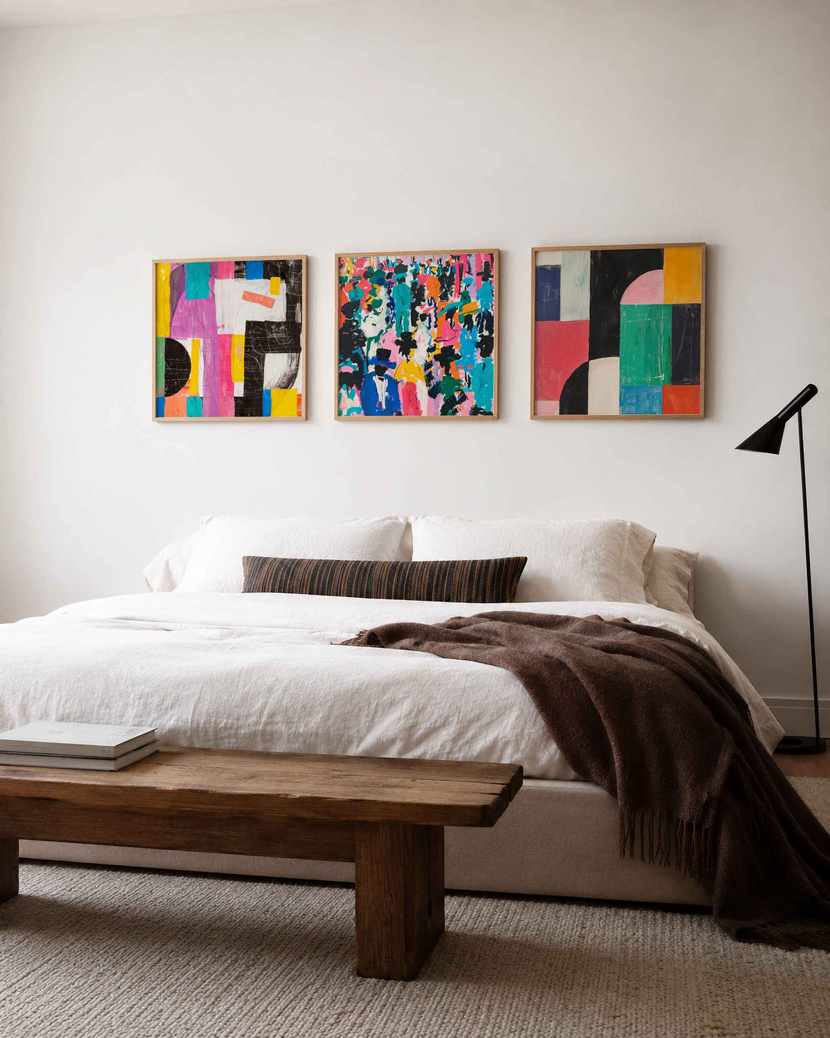 Interieurpresentatie van een driedelige vierkante posterset met kleurrijke abstracte