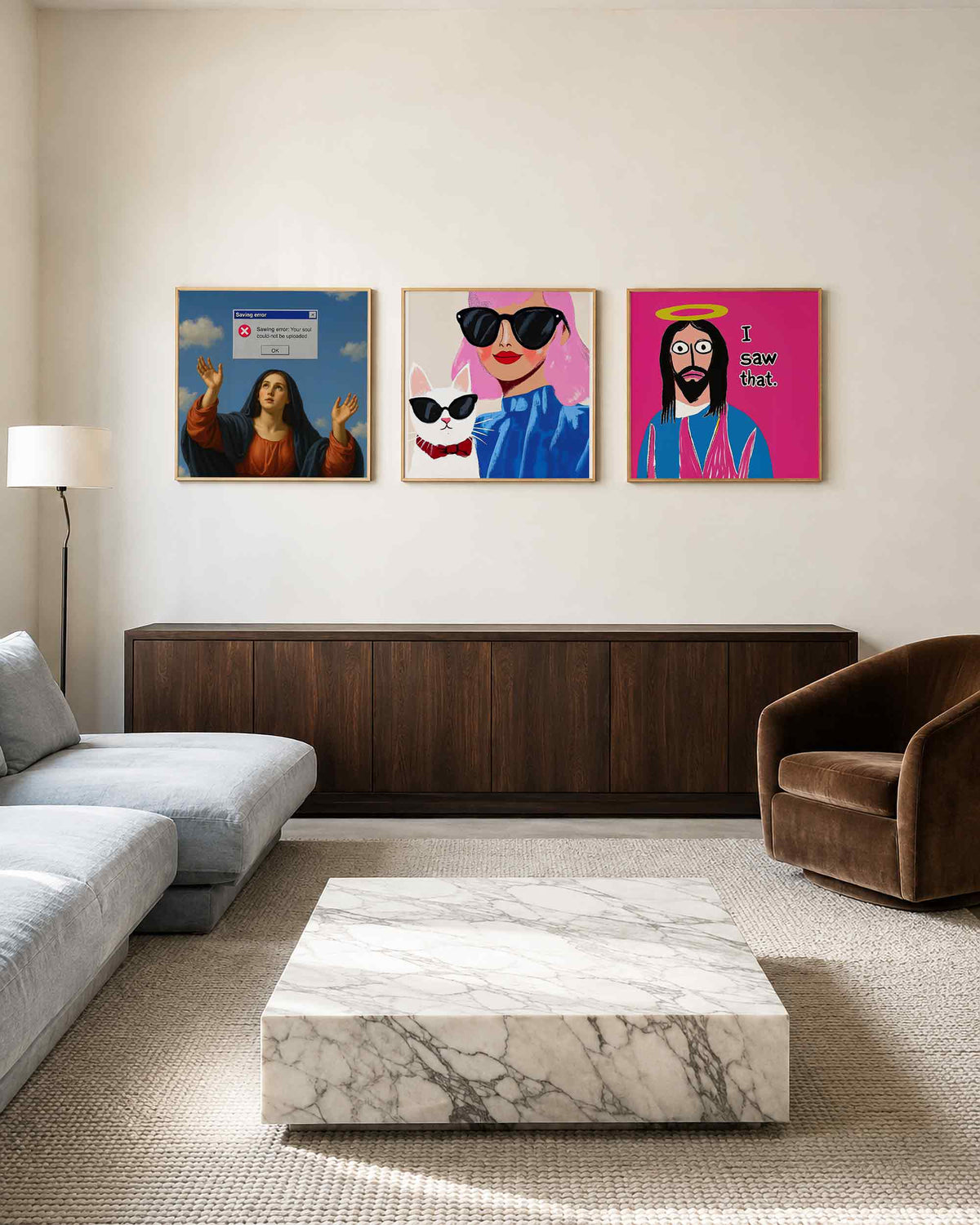Interieurpresentatie van een driedelige vierkante posterset met humoristische figuren
