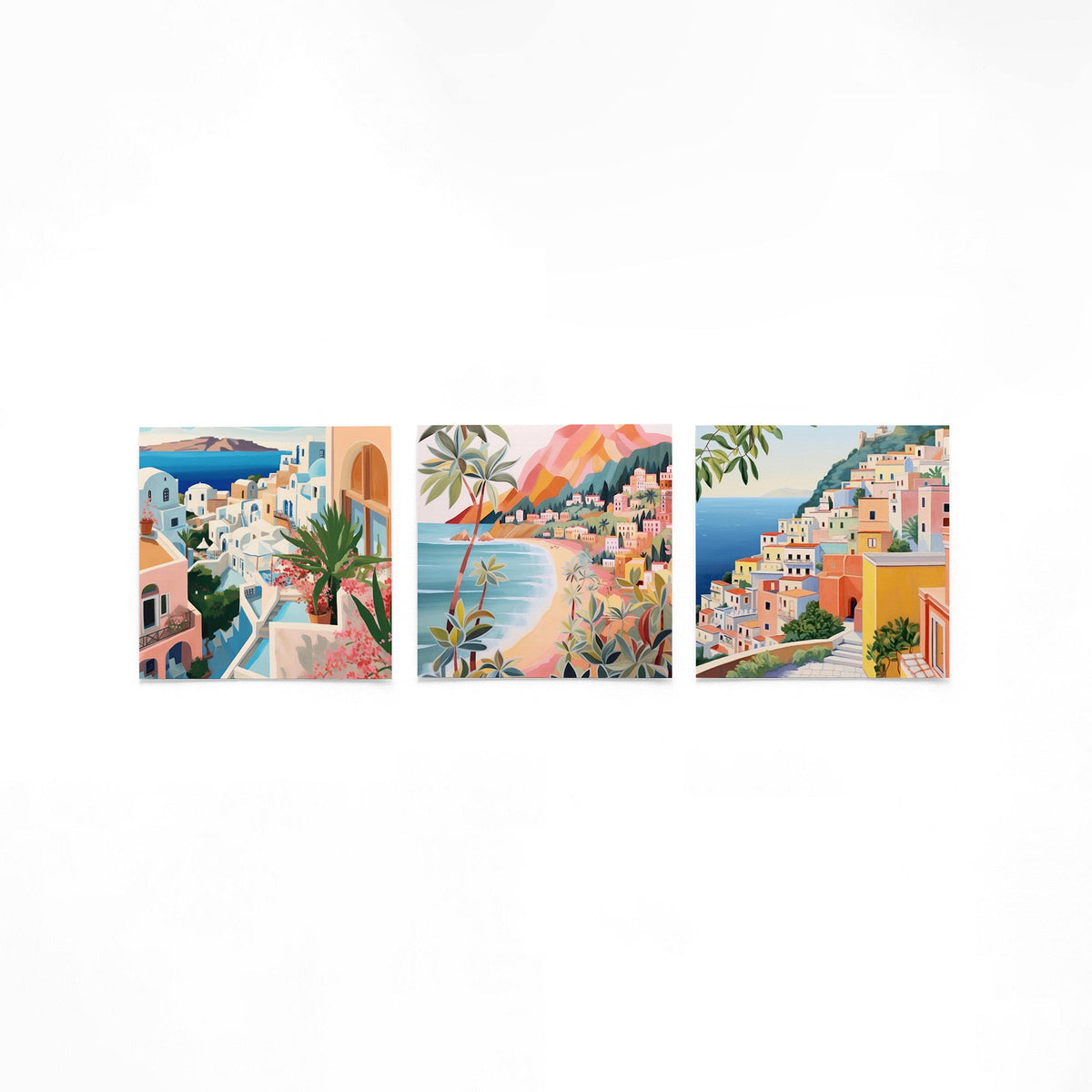 Drie vierkante posters met mediterrane kustdorpen op een gebroken witte achtergrond