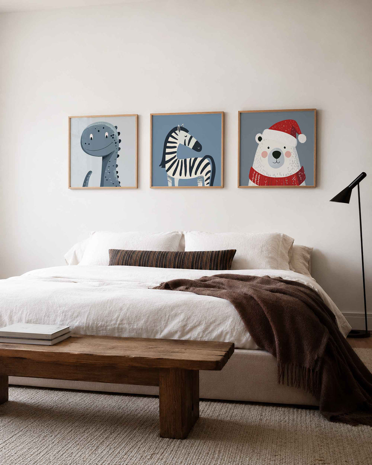 Interieurpresentatie van een driedelige vierkante posterset met dierenportretten