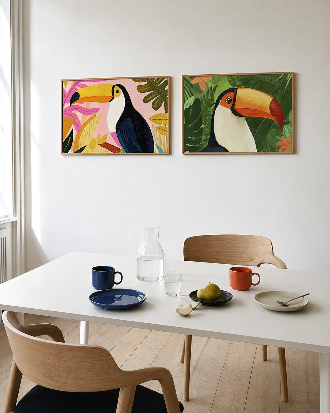 Tweedelige posterset met een toekan omringd door kleurrijke bladeren, getoond in een interieur