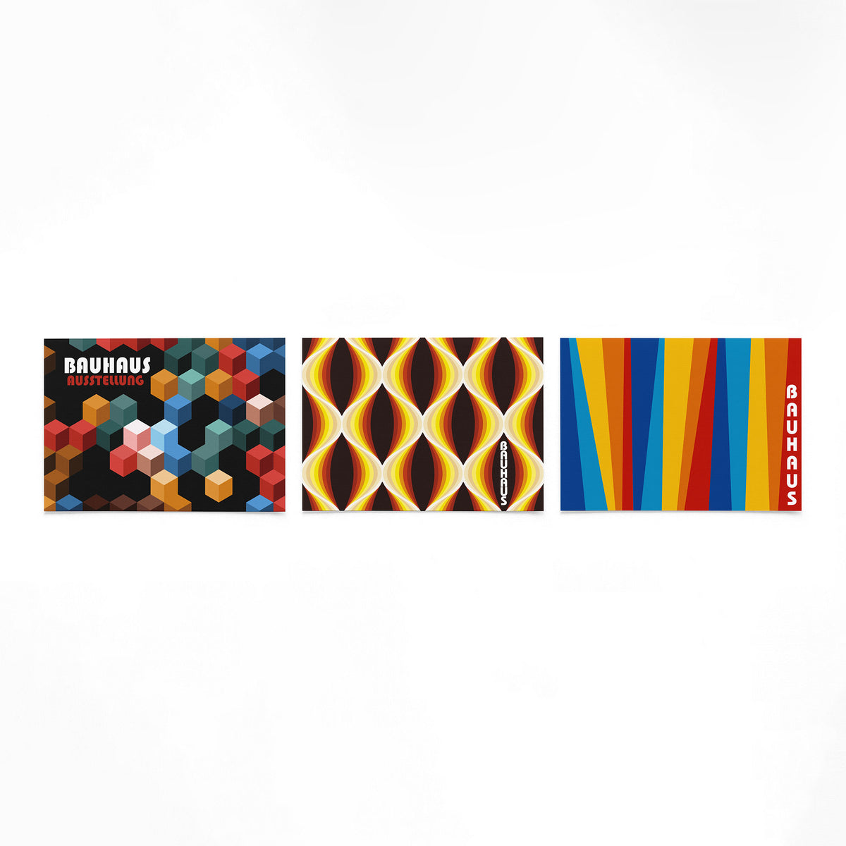 Drie landscape posters met kubussen en kleurbanen als vrijstaande productfoto