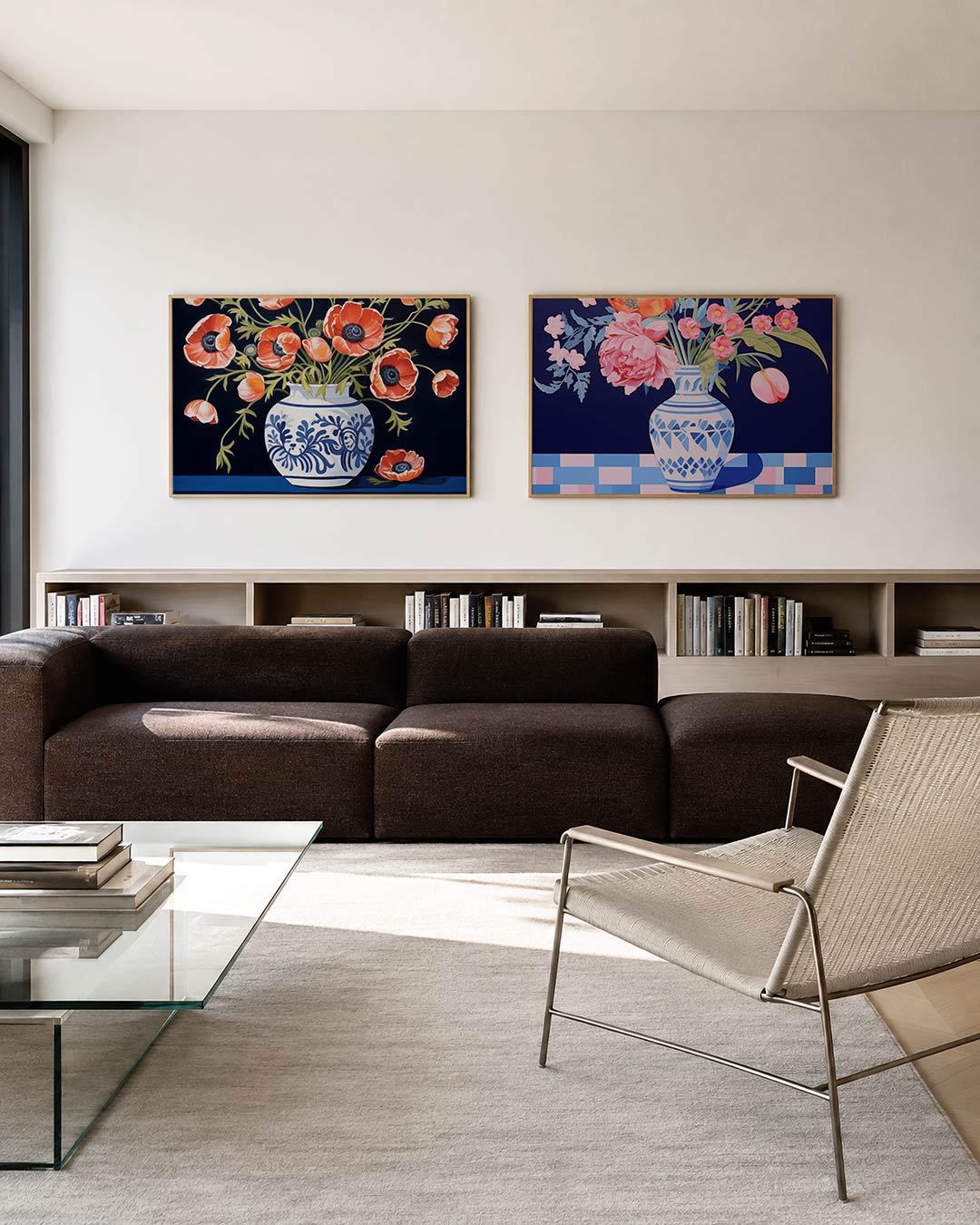 Twee liggende posters met een vaas met blauwe patronen gevuld met levendige oranje bloemen, aan de muur in een interieur