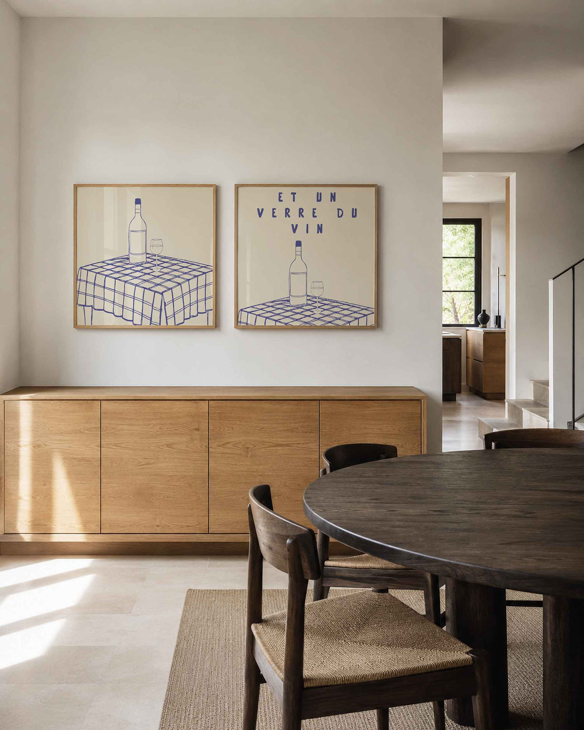Interieurpresentatie van een tweedelige vierkante posterset met wijnfles en glas