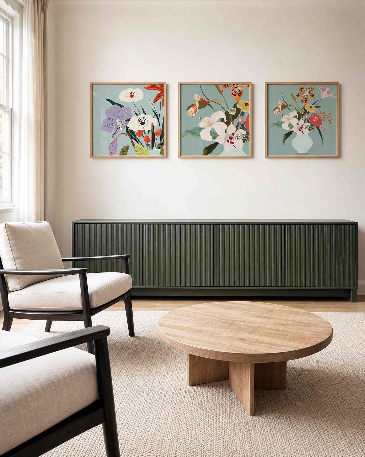 Interieurpresentatie van een driedelige vierkante posterset met bloemen in vaas