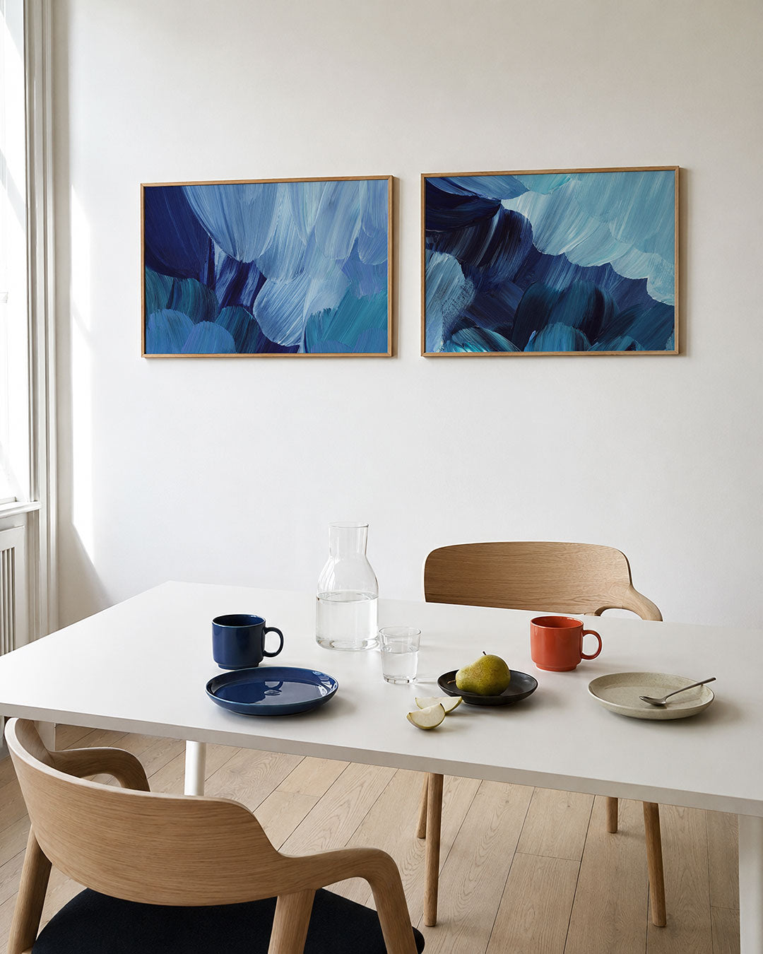 Interieurbeeld met twee liggende posters: deze tweedelige posterset heeft blauwe en turquoise borstelstreken