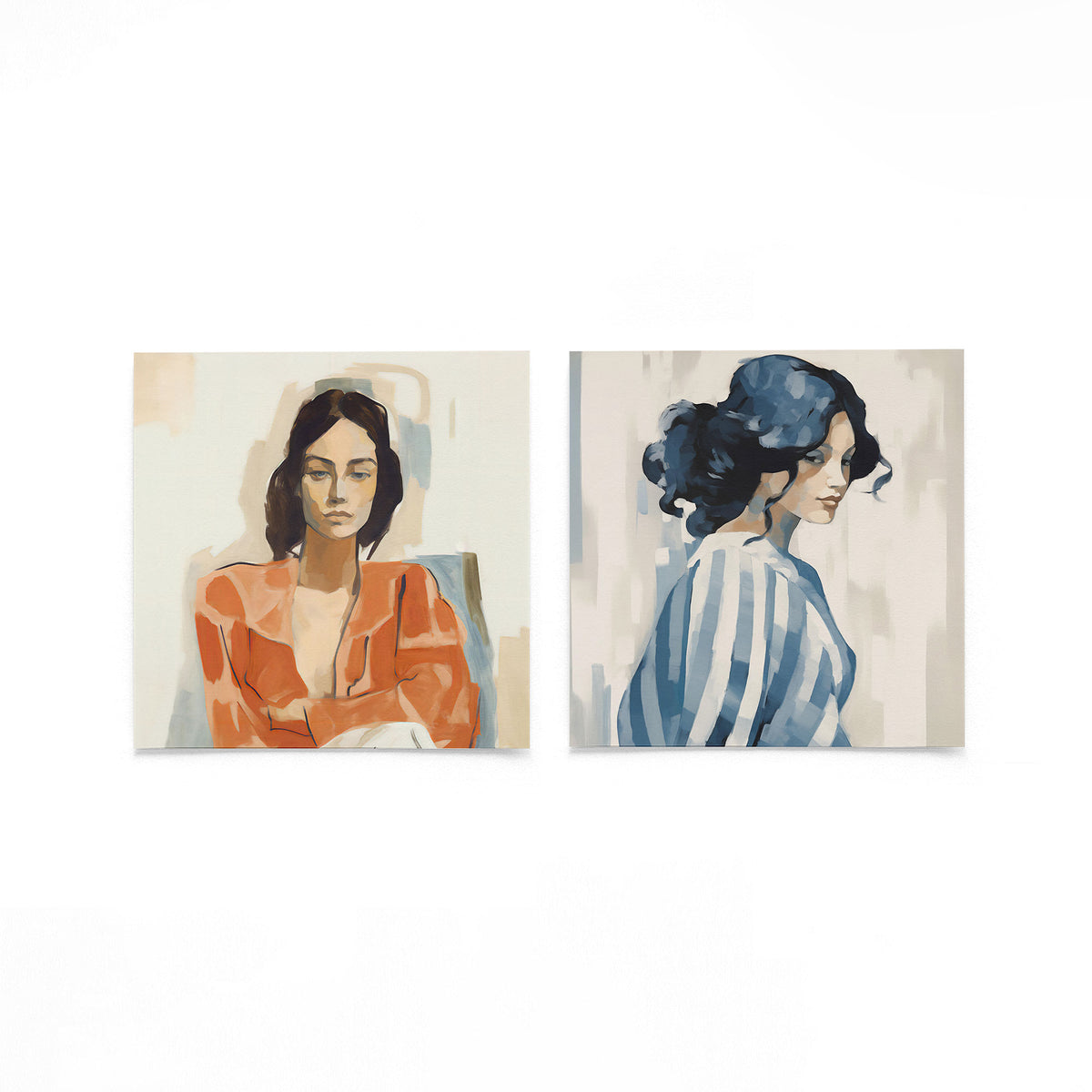 Twee vierkante posters met portretten van vrouwen op een gebroken witte achtergrond