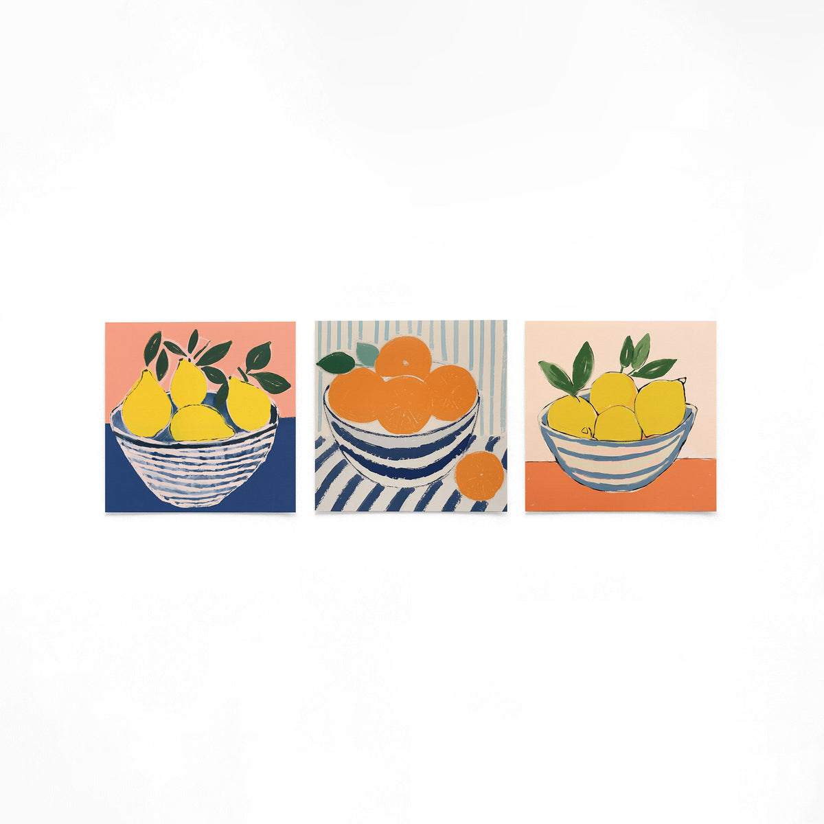 Drie vierkante posters met fruitkommen op een gebroken witte achtergrond