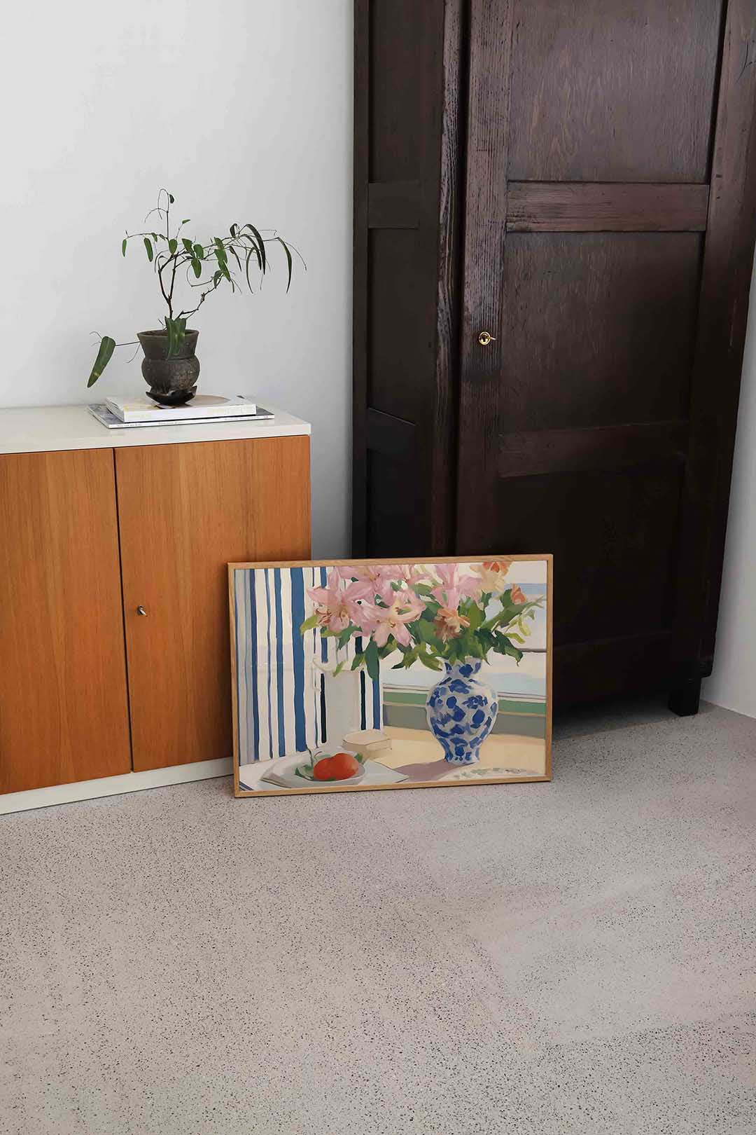 Bloemen en vaas bij raam Poster