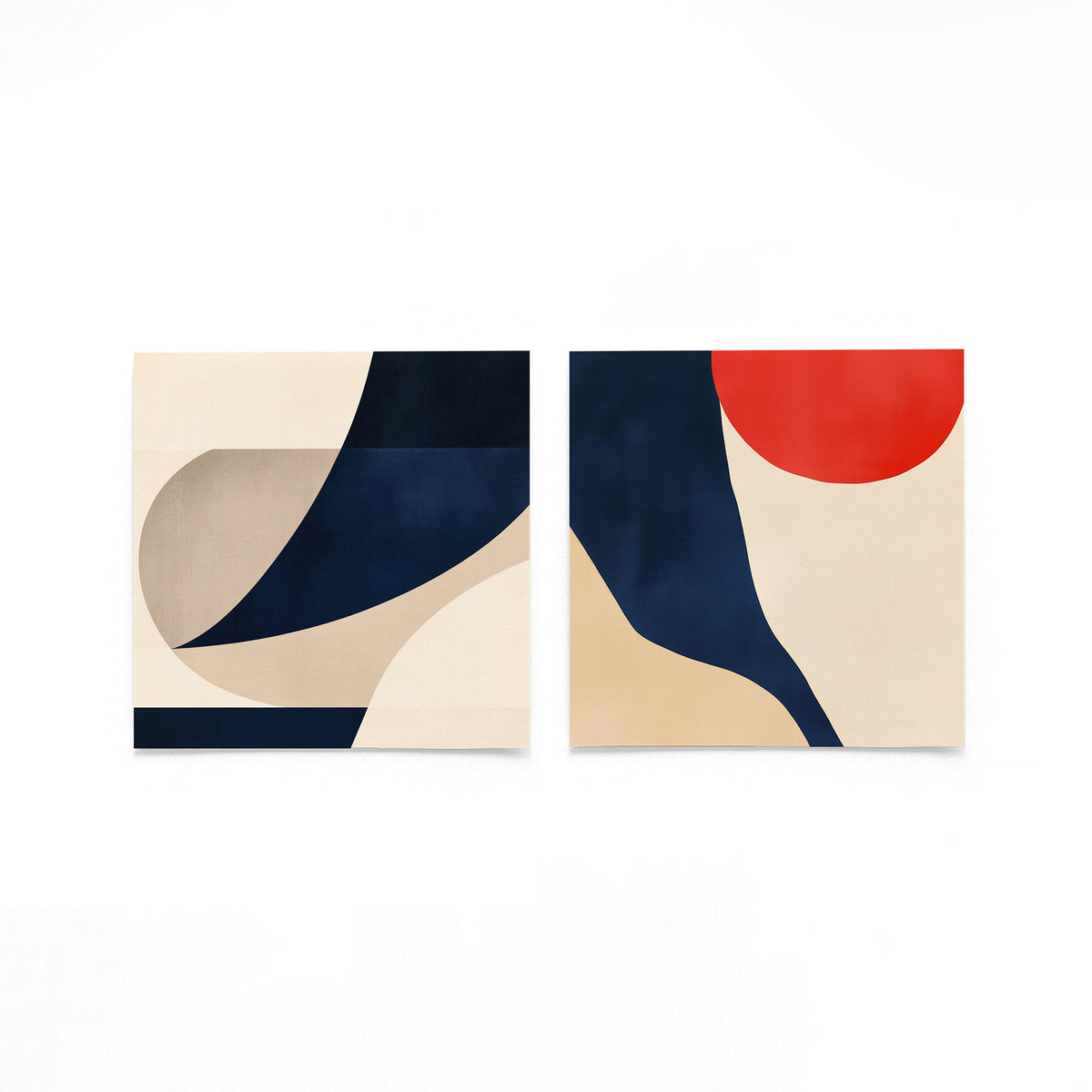Twee vierkante posters met geometrische vormen op een gebroken witte achtergrond