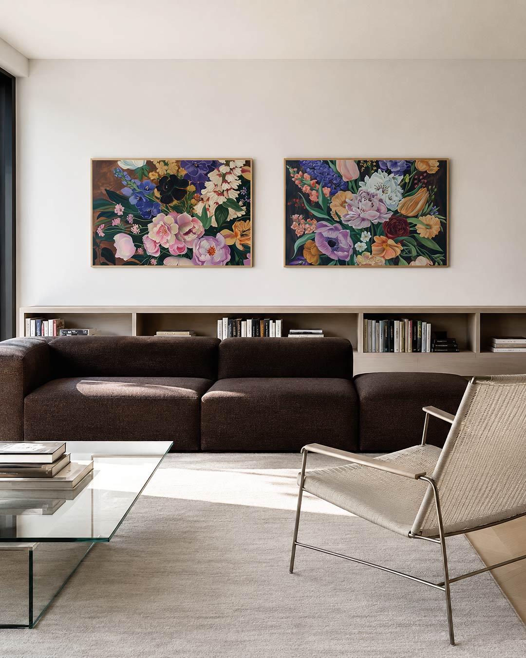 Tweedelige posterset met een weelderige verzameling bloemen in diverse kleuren, getoond in een interieur