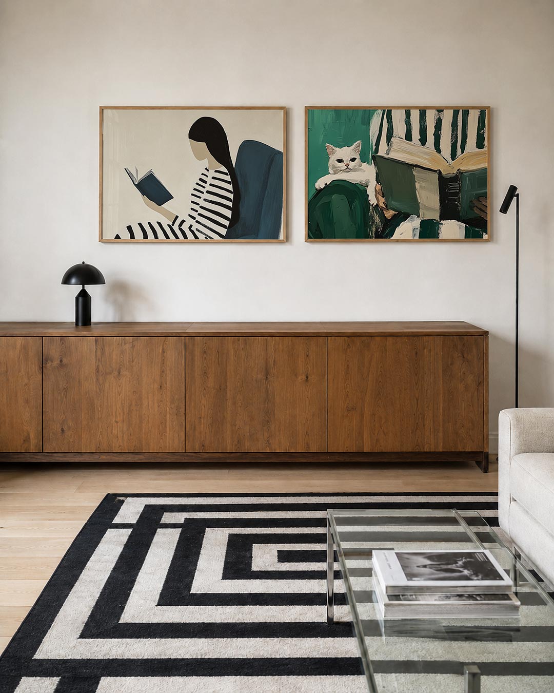 Twee liggende posters met een vrouw met een boek in een stoel, aan de muur in een interieur