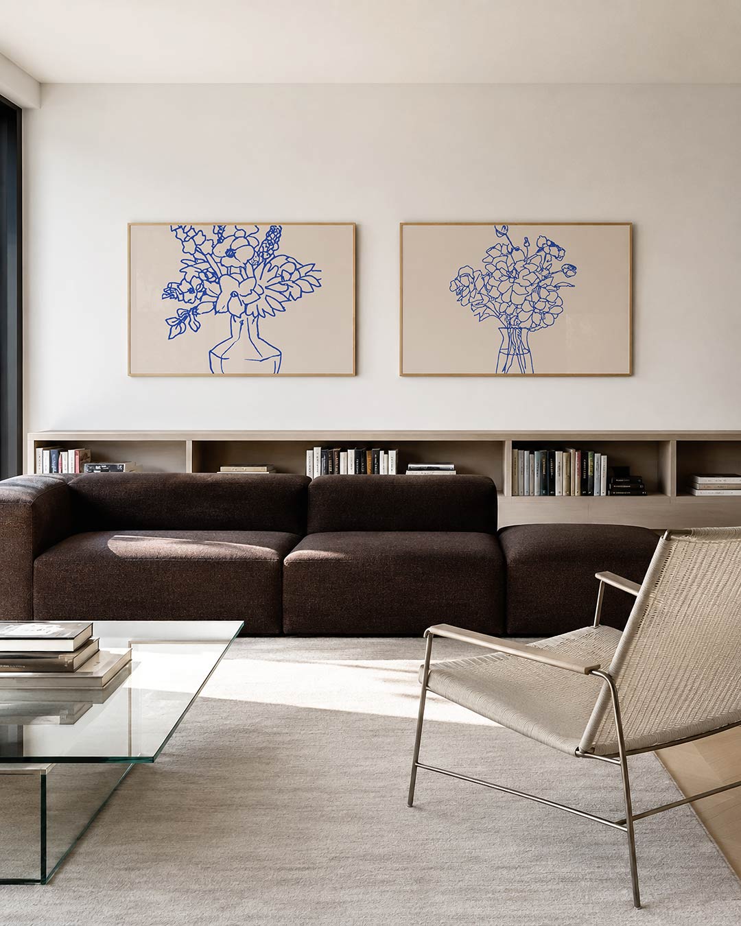 Tweedelige posterset met bloemen in een vaas, getekend met vloeiende blauwe lijnen, getoond in een interieur