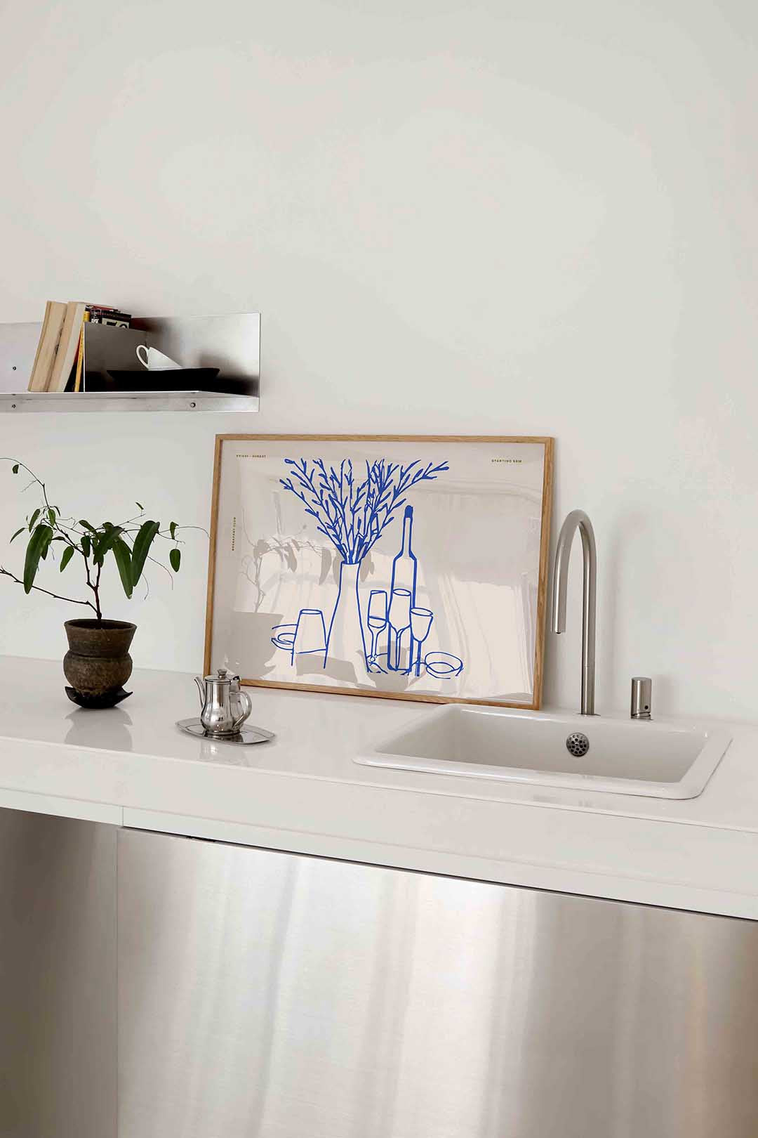 Blauwe fles en glazen Poster