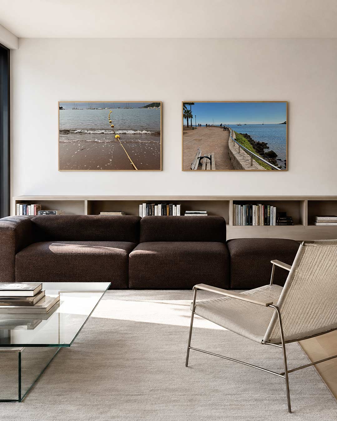Interieur met liggend fotografisch tweeluik kustlijn en gele boeien – Gerald Emming