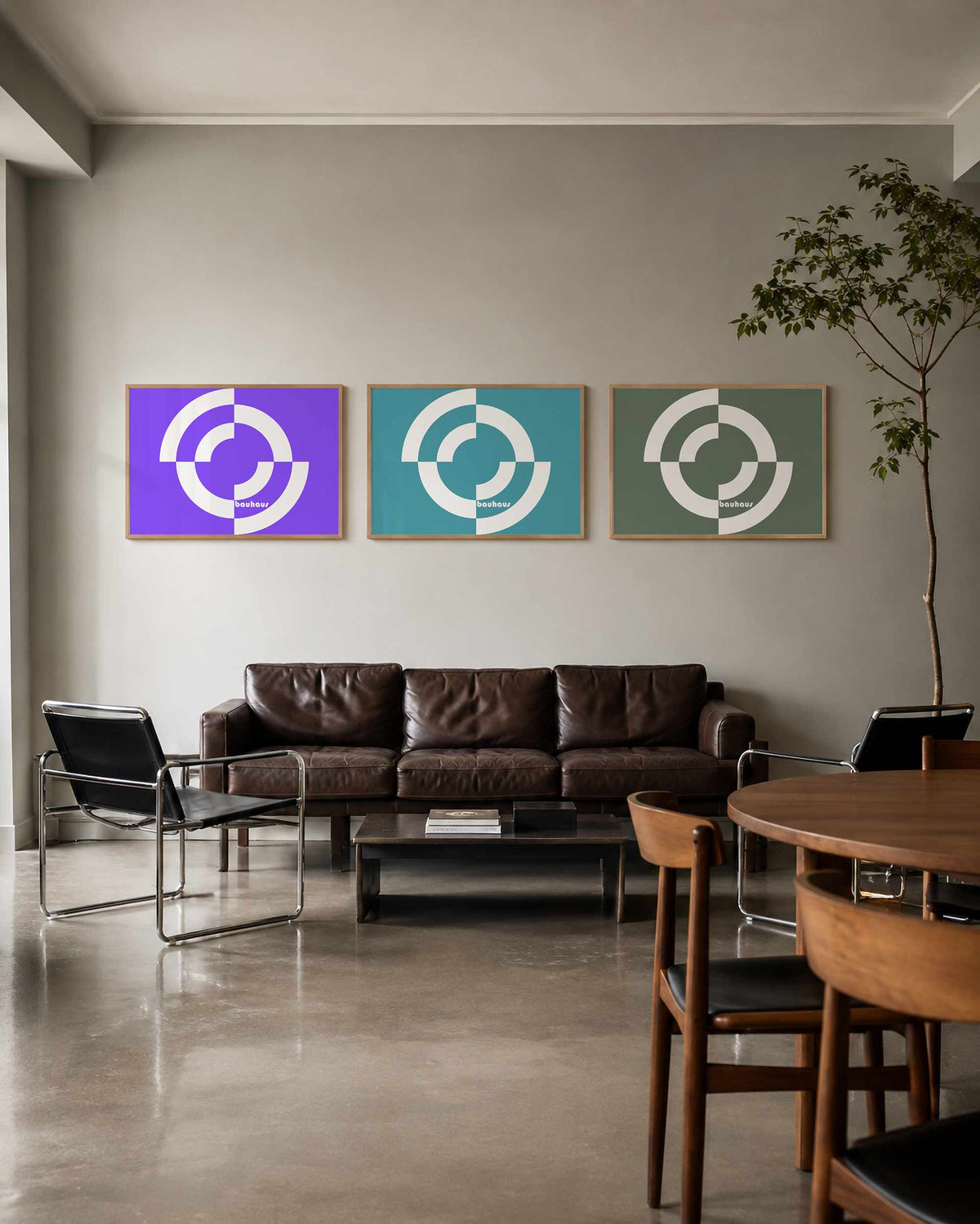 Interieurmockup van drieluik landscape-posterset met ritmische ringen in drie kleuren
