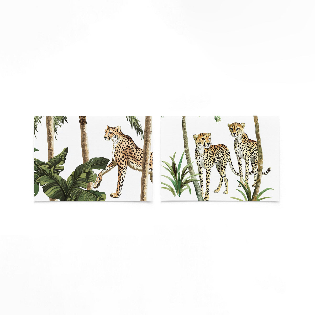 Twee liggende posters met een cheeta tussen groene bladeren en slanke palmbomen op een gebroken witte achtergrond