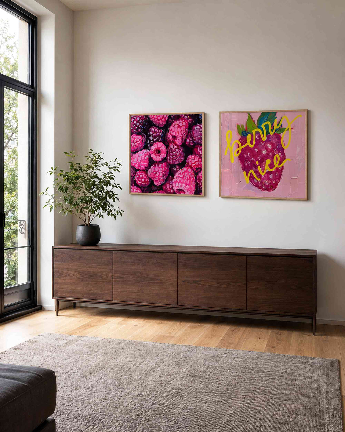 Interieurpresentatie van een tweedelige vierkante posterset met frambozen en bessen