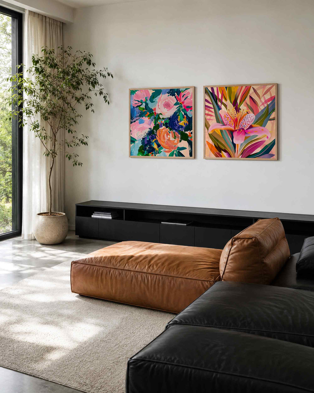 Interieurpresentatie van een tweedelige vierkante posterset met bloemen en lelie