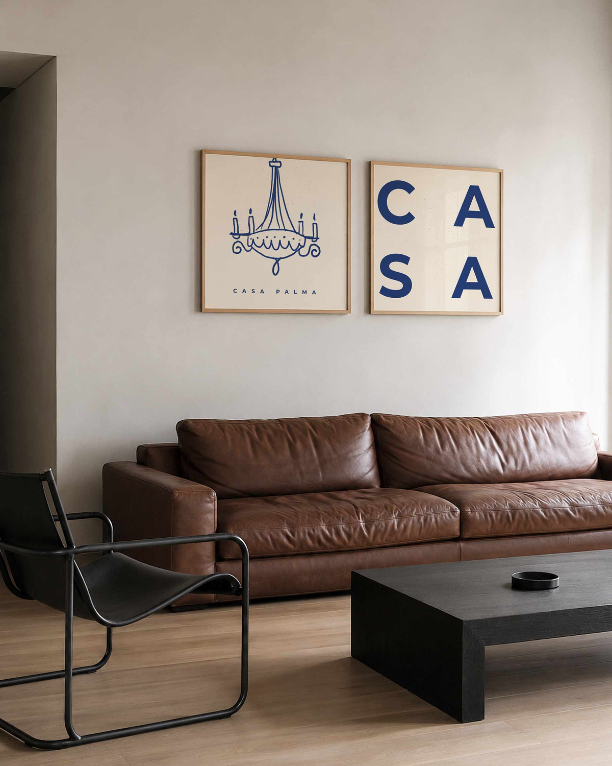 Interieurpresentatie van een tweedelige vierkante posterset met kroonluchter en casa