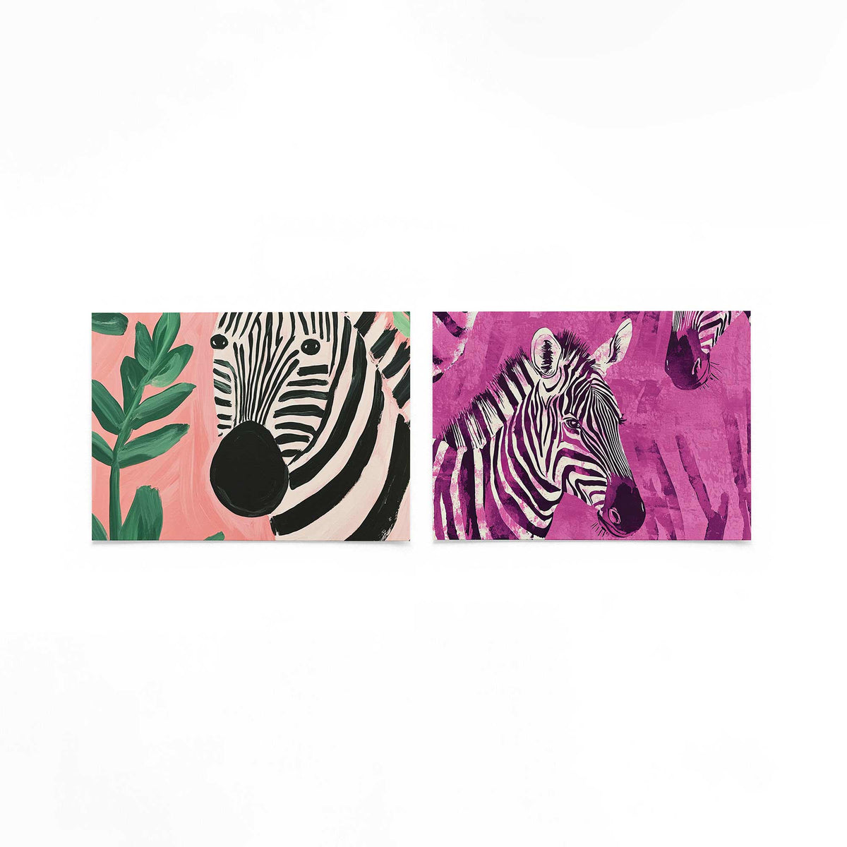 Twee liggende posters met een zebra met zwarte strepen op een gebroken witte achtergrond