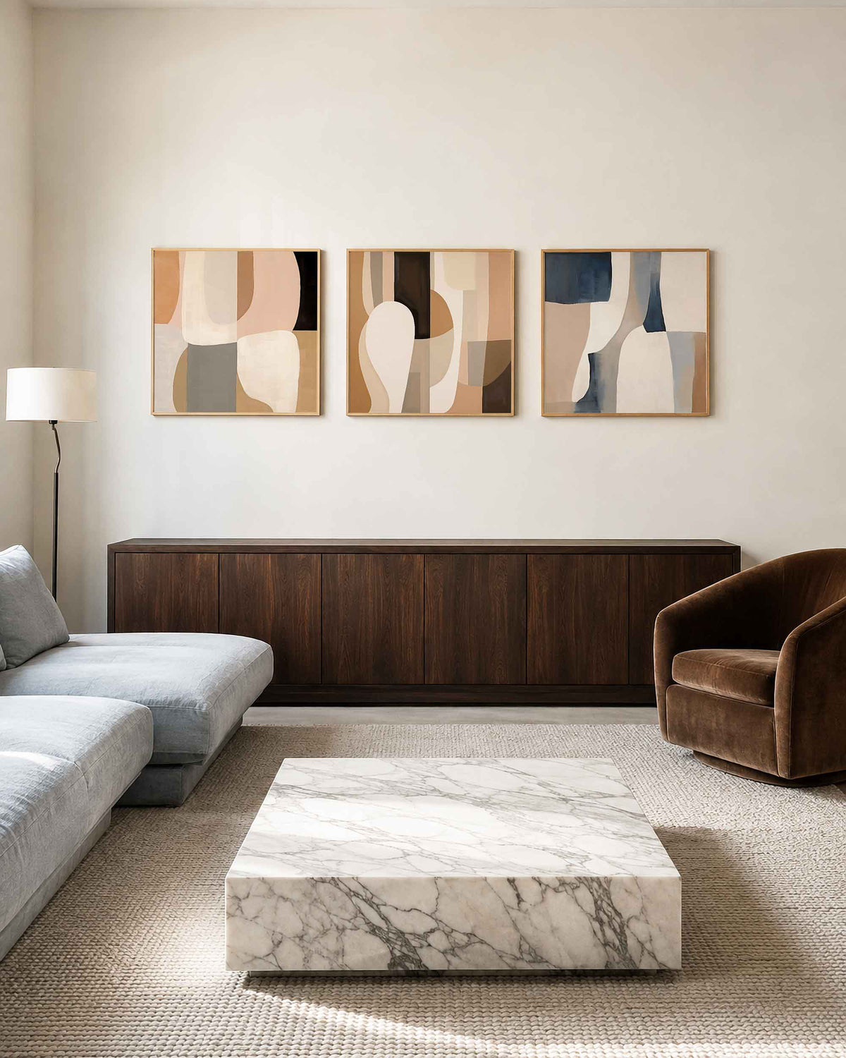Interieurpresentatie van een driedelige vierkante posterset met abstracte vormen