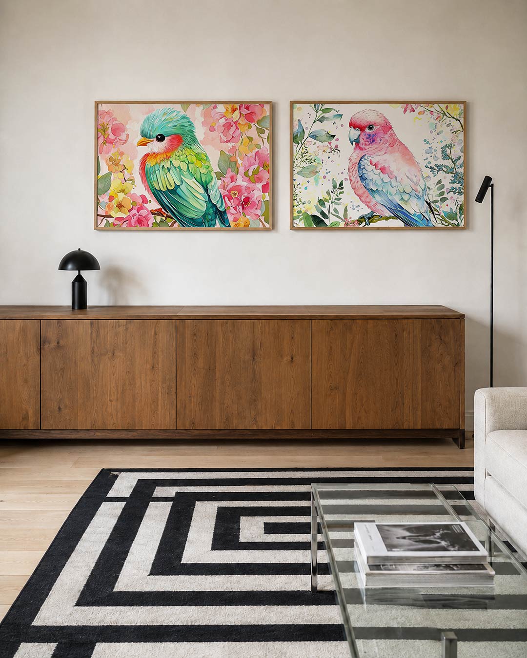 Tweedelige posterset met een kleurrijke vogel met levendige veren tussen een zee, getoond in een interieur
