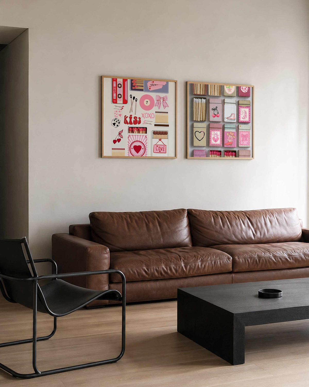 Interieurpresentatie van een tweedelige vierkante posterset met hartjes en strikjes