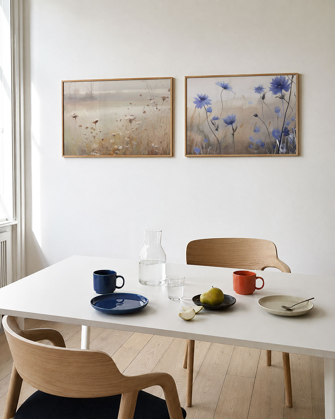 Interieurpresentatie van twee posters met delicate bloemen tegen een wazige achtergrond